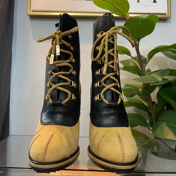 Moschino x H&M Limited Edition Leather Ankle Boots with Lacing - Picture 8 of 14